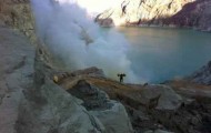 Transporting sulfur pieces of a volcano