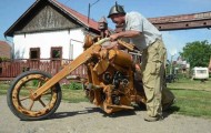 A motorcycle made ​​of wood that works!