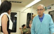 Women use the back to fasten on the subway (awesome)