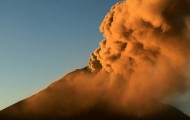 In Ecuador, the Tungurahua volcano erupts