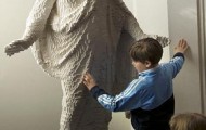 Image of Jesus made ​​entirely of LEGO