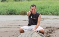 How to feed from the hands of 17-foot crocodile?