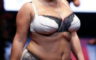In Paris, held the first fashion show for plus size women