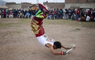 Exciting Peruvian dances with scissors