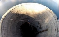 Extreme Flavio Chernestky crosses the 200-meter funnel without insurance