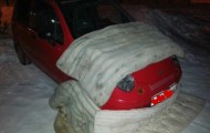 As a girl cares about the car in the cold