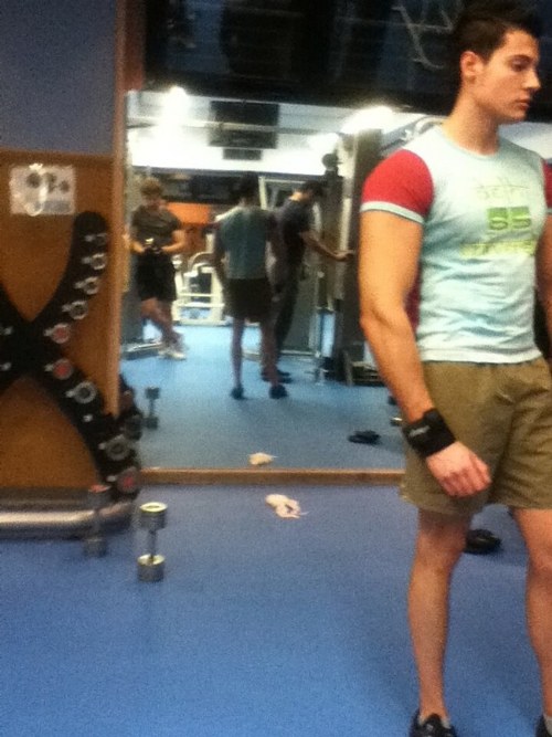 bodybuilders men skinny legs