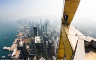 Extreme and fascinating photos of Hong Kong, shot from the edge of tall buildings